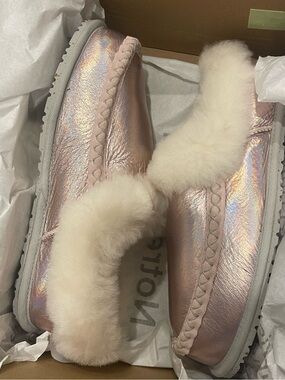 Manitobah Cabin clogs brand new in box